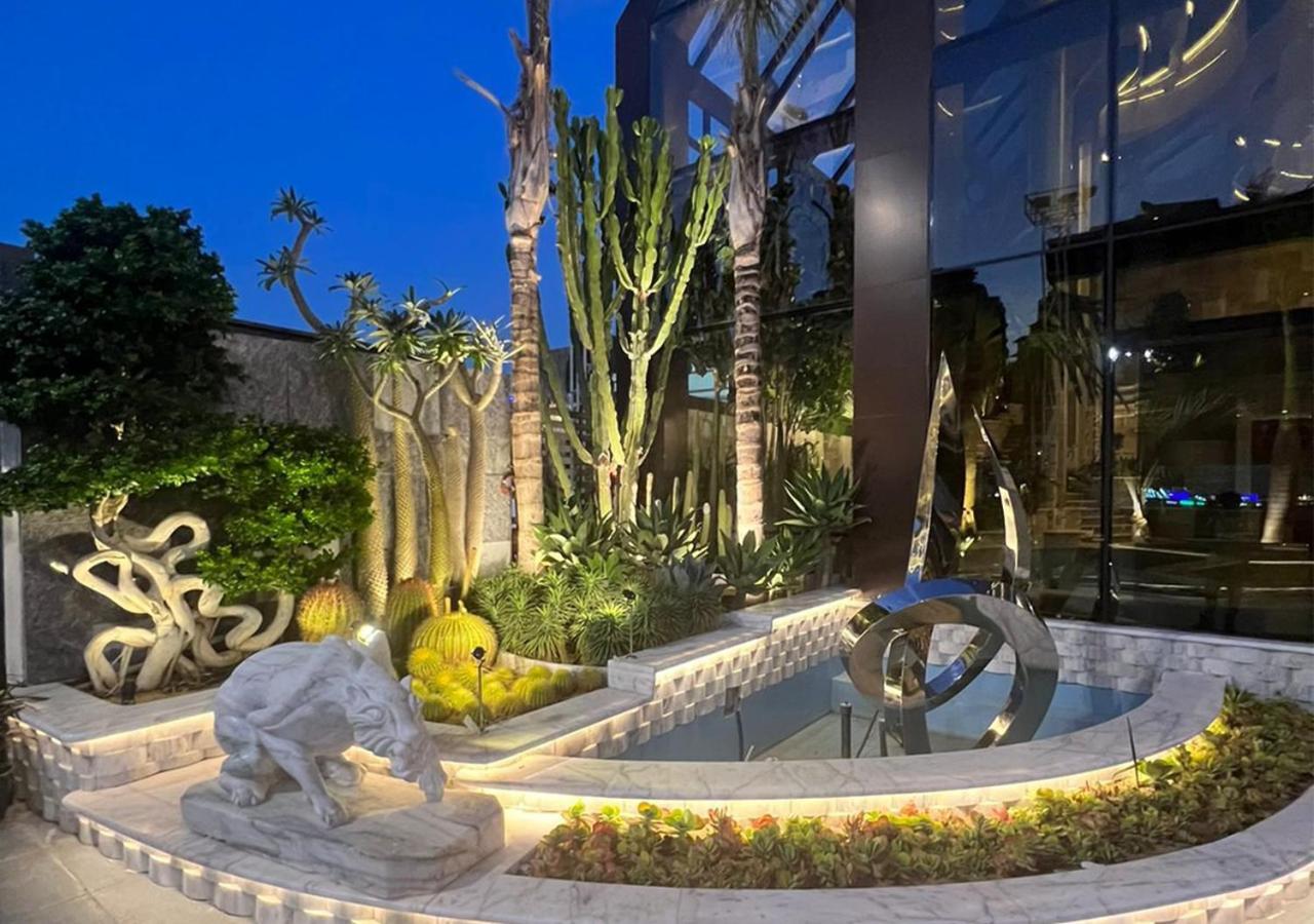 Mirage Hotel & Conference Center Alexandria Exterior photo The sculpture park at the hotel