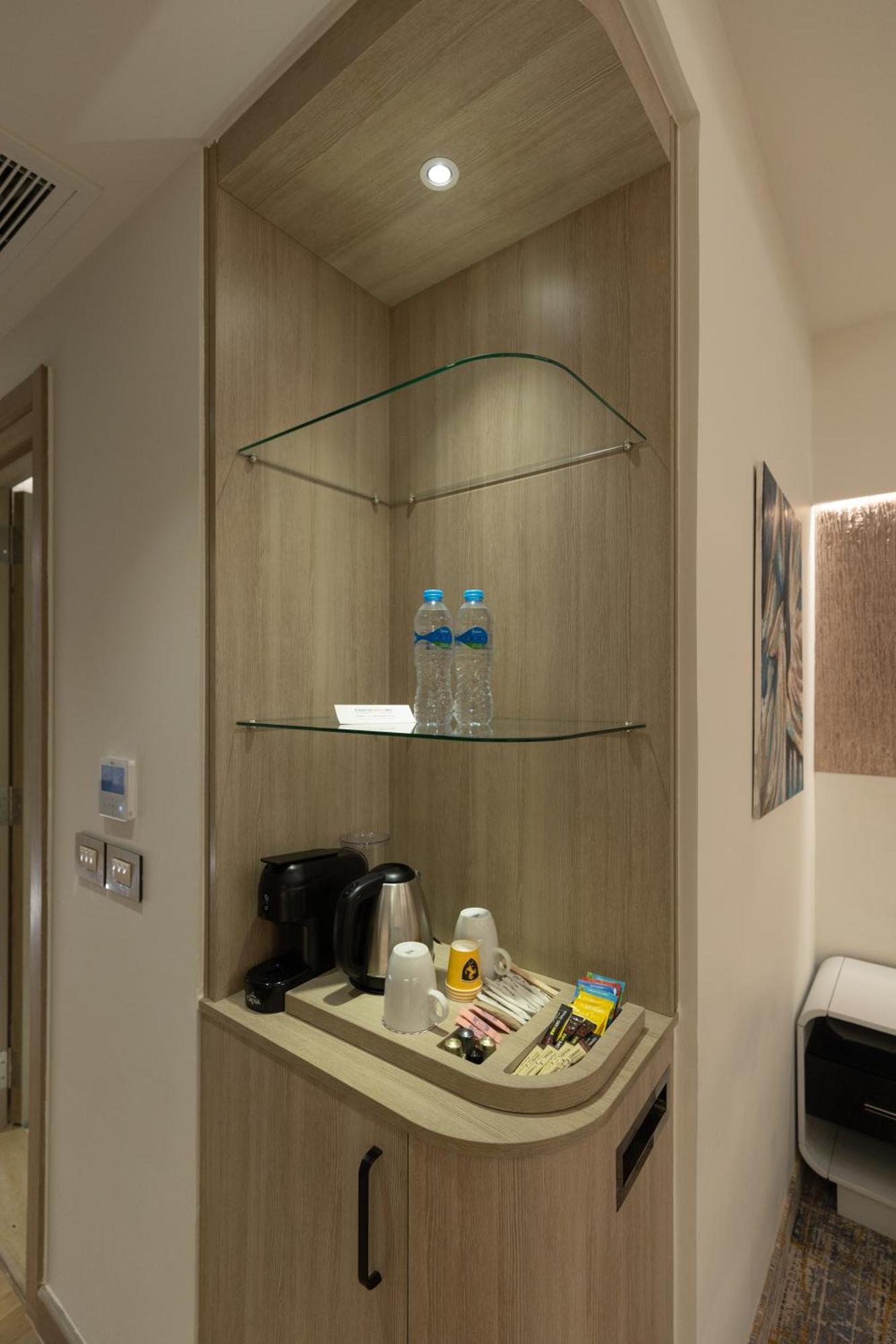 Mirage Hotel & Conference Center Alexandria Exterior photo A typical hotel room wet bar