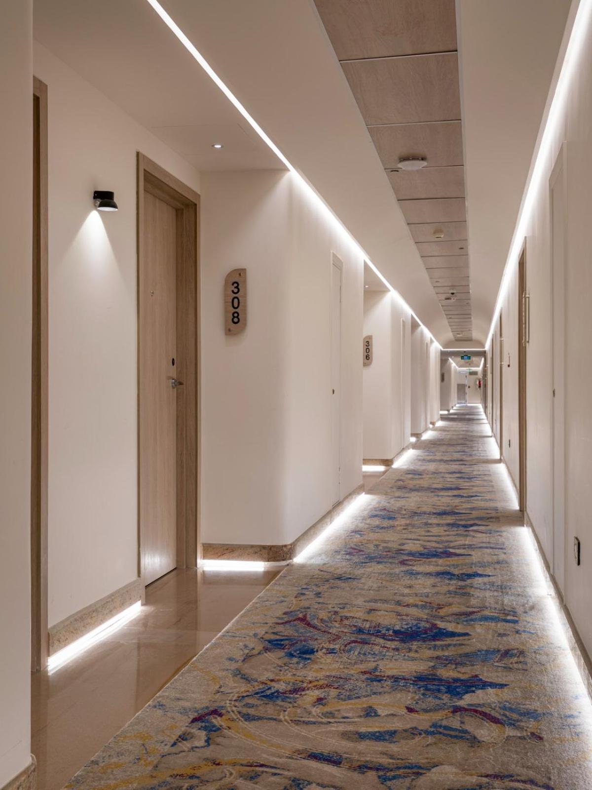 Mirage Hotel & Conference Center Alexandria Exterior photo A corridor at the hotel