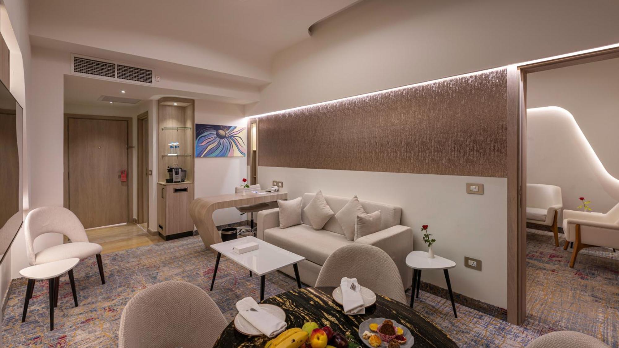 Mirage Hotel & Conference Center Alexandria Exterior photo A suite at the hotel