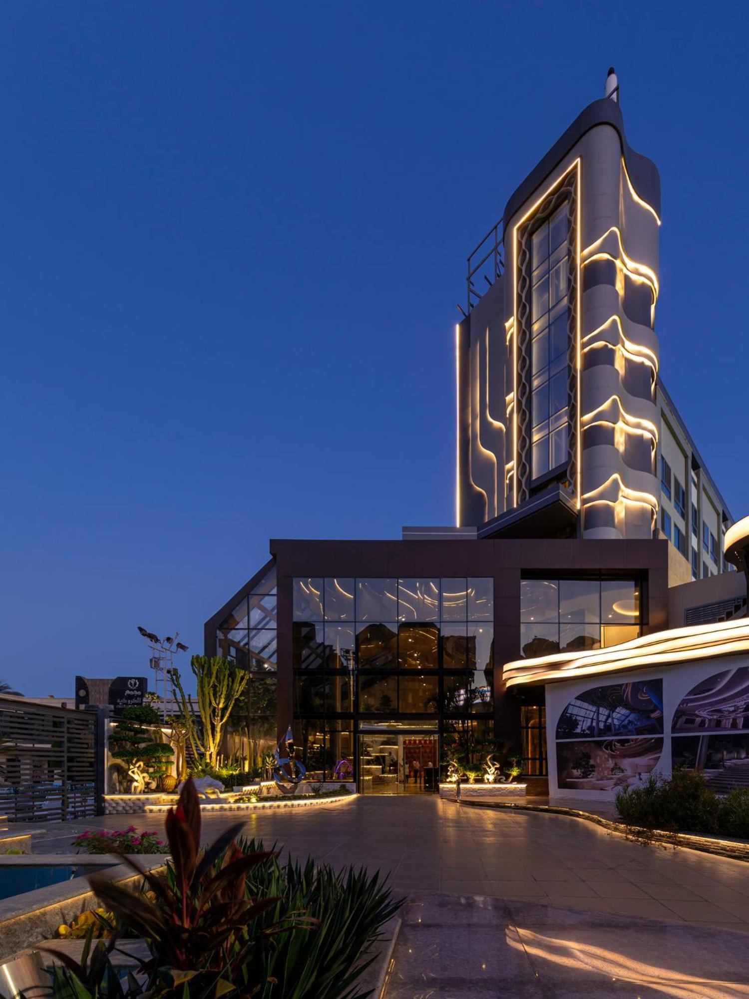 Mirage Hotel & Conference Center Alexandria Exterior photo The hotel at night